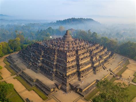  Borobudur Relief: A Mystical Dance Between Stone and Divinity!